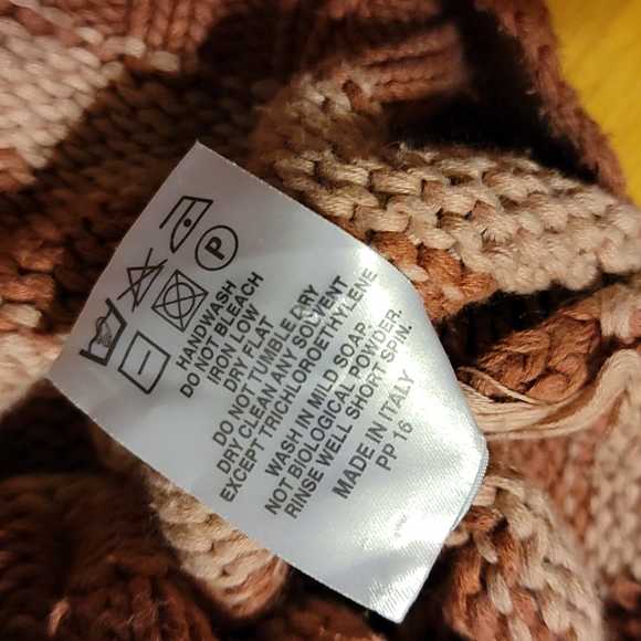 Vintage Burberry Knit Cardigan - Made in Italy - Picture 6 of 7